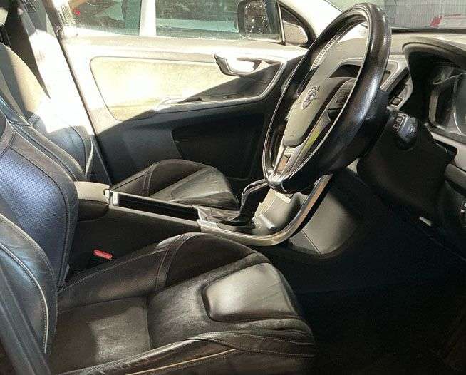 A 2016 VOLVO XC60 2.4 D5 R-Design Nav SUV 5dr Diesel Auto AWD Euro 6 (s/s) (220 ps) A 2016 VOLVO XC60 2.4 D5 R-Design Nav SUV 5dr Diesel Auto AWD Euro 6 (s/s) (220 ps)