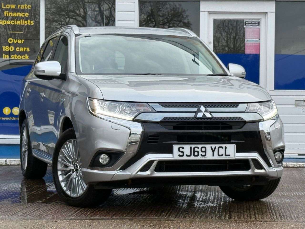 A 2019 MITSUBISHI OUTLANDER 2.4h TwinMotor 13.8kWh Design SUV 5dr Petrol Plug-in Hybrid CVT 4WD Euro 6 A 2019 MITSUBISHI OUTLANDER 2.4h TwinMotor 13.8kWh Design SUV 5dr Petrol Plug-in Hybrid CVT 4WD Euro 6