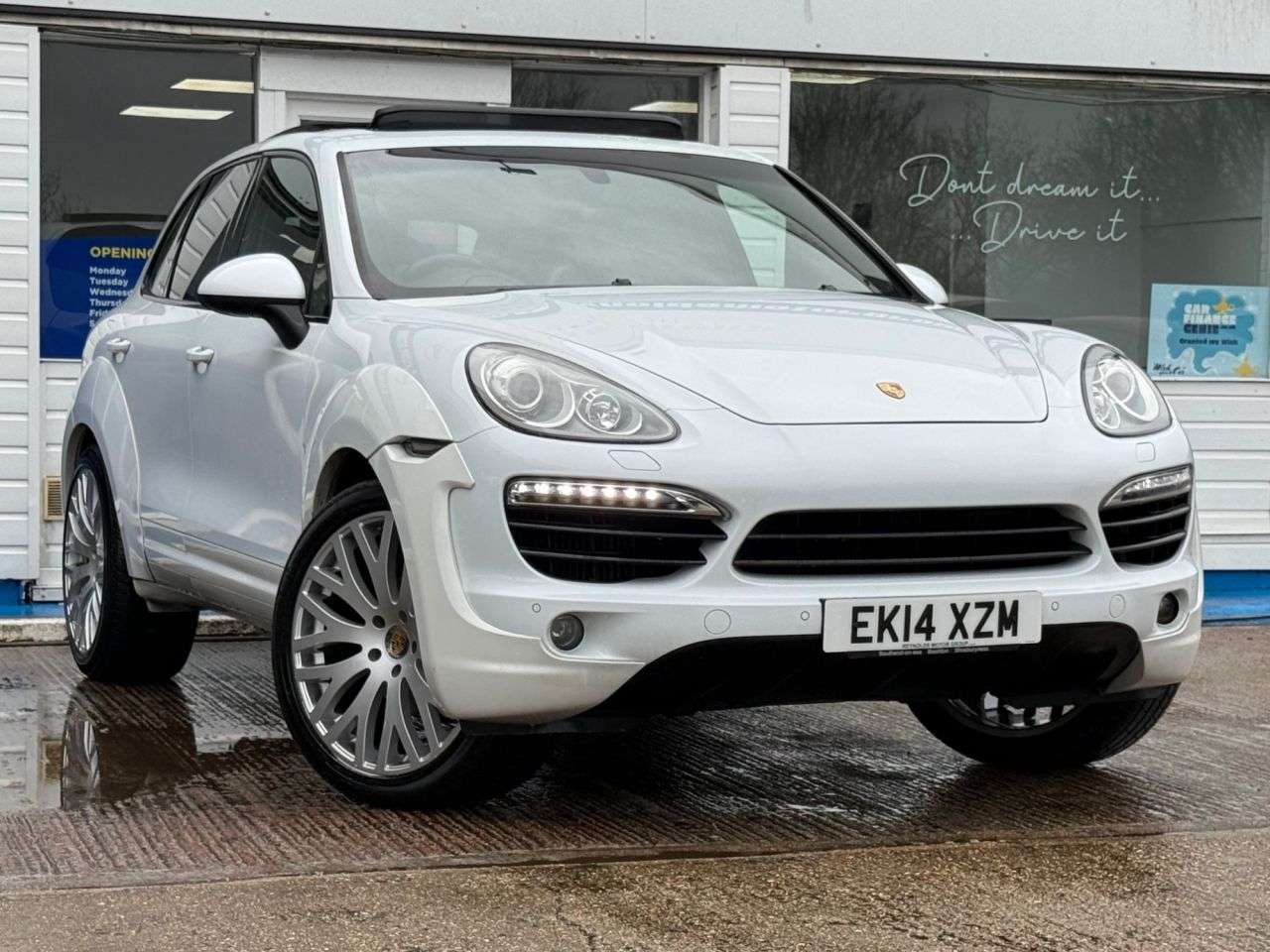 A 2014 PORSCHE CAYENNE 3.0 TD V6 Platinum Edition SUV 5dr Diesel TiptronicS 4WD Euro 5 (s/s) (245 A 2014 PORSCHE CAYENNE 3.0 TD V6 Platinum Edition SUV 5dr Diesel TiptronicS 4WD Euro 5 (s/s) (245