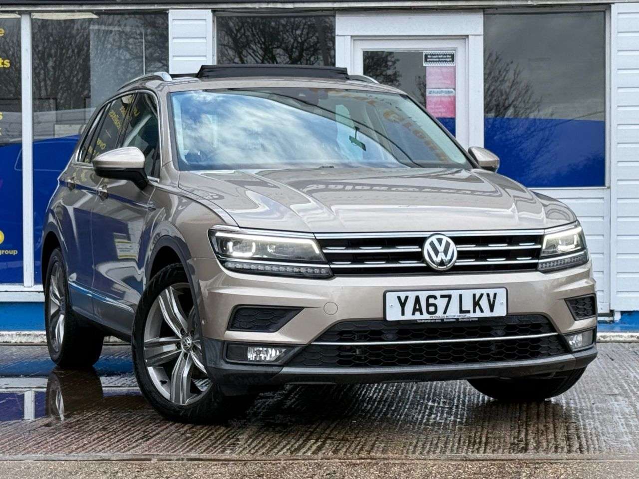A 2017 VOLKSWAGEN TIGUAN 2.0 TDI SEL SUV 5dr Diesel DSG Euro 6 (s/s) (150 ps) 2 OWNERS / PARKING SEN A 2017 VOLKSWAGEN TIGUAN 2.0 TDI SEL SUV 5dr Diesel DSG Euro 6 (s/s) (150 ps) 2 OWNERS / PARKING SEN
