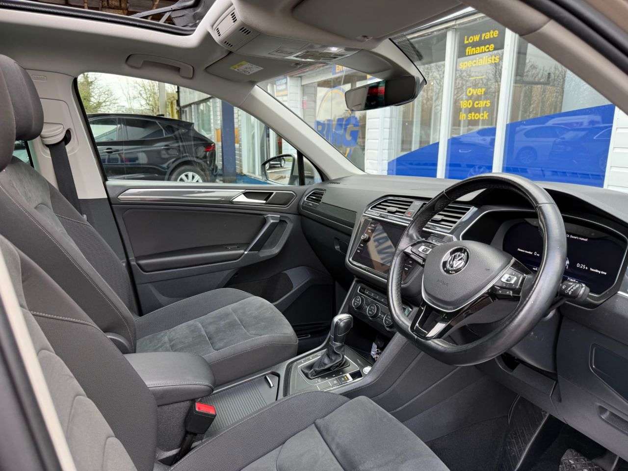 A 2017 VOLKSWAGEN TIGUAN 2.0 TDI SEL SUV 5dr Diesel DSG Euro 6 (s/s) (150 ps) 2 OWNERS / PARKING SEN A 2017 VOLKSWAGEN TIGUAN 2.0 TDI SEL SUV 5dr Diesel DSG Euro 6 (s/s) (150 ps) 2 OWNERS / PARKING SEN