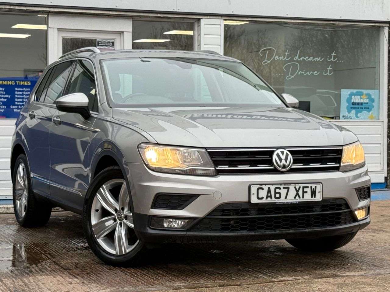 A 2018 VOLKSWAGEN TIGUAN 2.0 TDI SE Navigation SUV 5dr Diesel DSG Euro 6 (s/s) (150 ps) NAV / PARKIN A 2018 VOLKSWAGEN TIGUAN 2.0 TDI SE Navigation SUV 5dr Diesel DSG Euro 6 (s/s) (150 ps) NAV / PARKIN