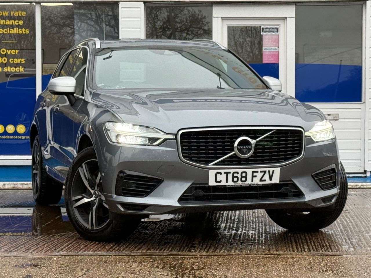 A 2019 VOLVO XC60 2.0h T8 Twin Engine 10.4kWh R-Design SUV 5dr Petrol Plug-in Hybrid Auto AWD A 2019 VOLVO XC60 2.0h T8 Twin Engine 10.4kWh R-Design SUV 5dr Petrol Plug-in Hybrid Auto AWD