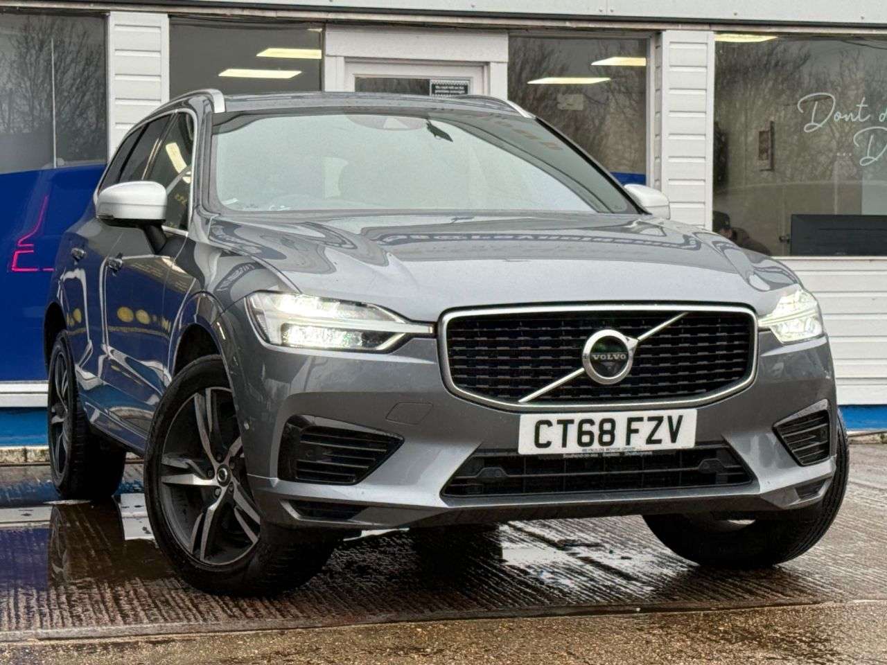 A 2019 VOLVO XC60 2.0h T8 Twin Engine 10.4kWh R-Design SUV 5dr Petrol Plug-in Hybrid Auto AWD A 2019 VOLVO XC60 2.0h T8 Twin Engine 10.4kWh R-Design SUV 5dr Petrol Plug-in Hybrid Auto AWD