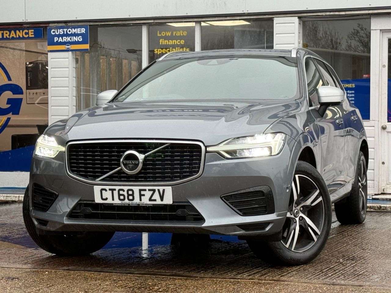 A 2019 VOLVO XC60 2.0h T8 Twin Engine 10.4kWh R-Design SUV 5dr Petrol Plug-in Hybrid Auto AWD A 2019 VOLVO XC60 2.0h T8 Twin Engine 10.4kWh R-Design SUV 5dr Petrol Plug-in Hybrid Auto AWD