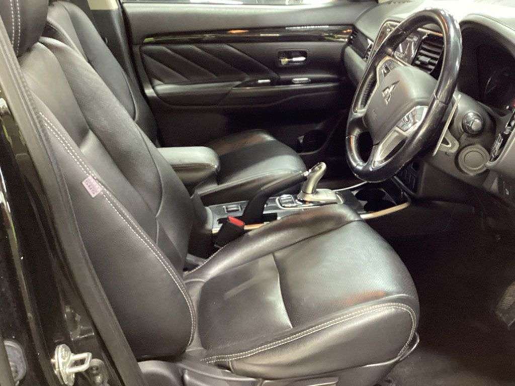 A 2016 MITSUBISHI OUTLANDER 2.0h 12kWh GX3h+ SUV 5dr Petrol Plug-in Hybrid CVT 4WD Euro 6 (s/s) (200 ps A 2016 MITSUBISHI OUTLANDER 2.0h 12kWh GX3h+ SUV 5dr Petrol Plug-in Hybrid CVT 4WD Euro 6 (s/s) (200 ps