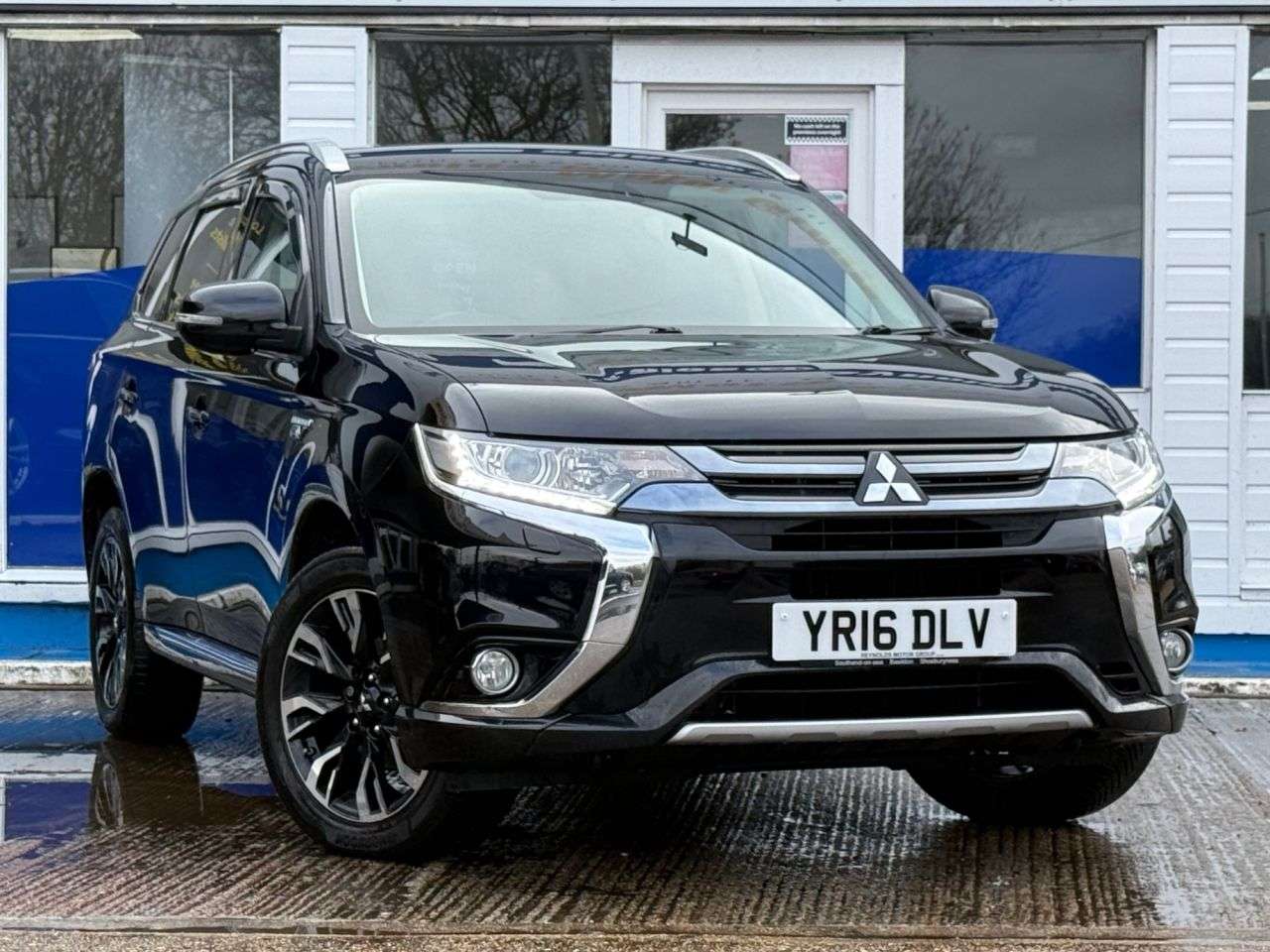 A 2016 MITSUBISHI OUTLANDER 2.0h 12kWh GX3h+ SUV 5dr Petrol Plug-in Hybrid CVT 4WD Euro 6 (s/s) (200 ps A 2016 MITSUBISHI OUTLANDER 2.0h 12kWh GX3h+ SUV 5dr Petrol Plug-in Hybrid CVT 4WD Euro 6 (s/s) (200 ps