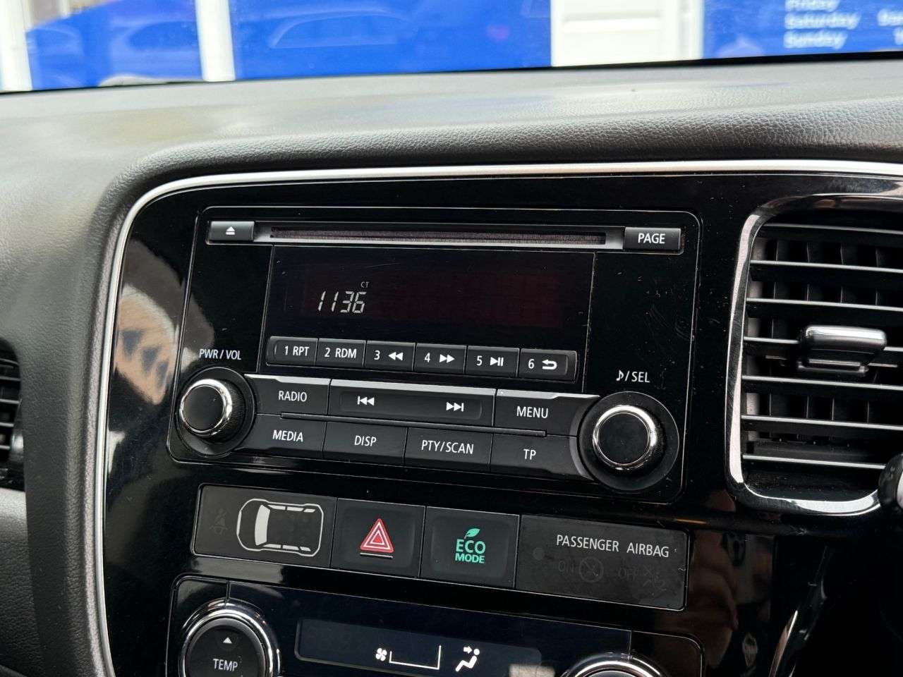 A 2016 MITSUBISHI OUTLANDER 2.0h 12kWh GX3h+ SUV 5dr Petrol Plug-in Hybrid CVT 4WD Euro 6 (s/s) (200 ps A 2016 MITSUBISHI OUTLANDER 2.0h 12kWh GX3h+ SUV 5dr Petrol Plug-in Hybrid CVT 4WD Euro 6 (s/s) (200 ps