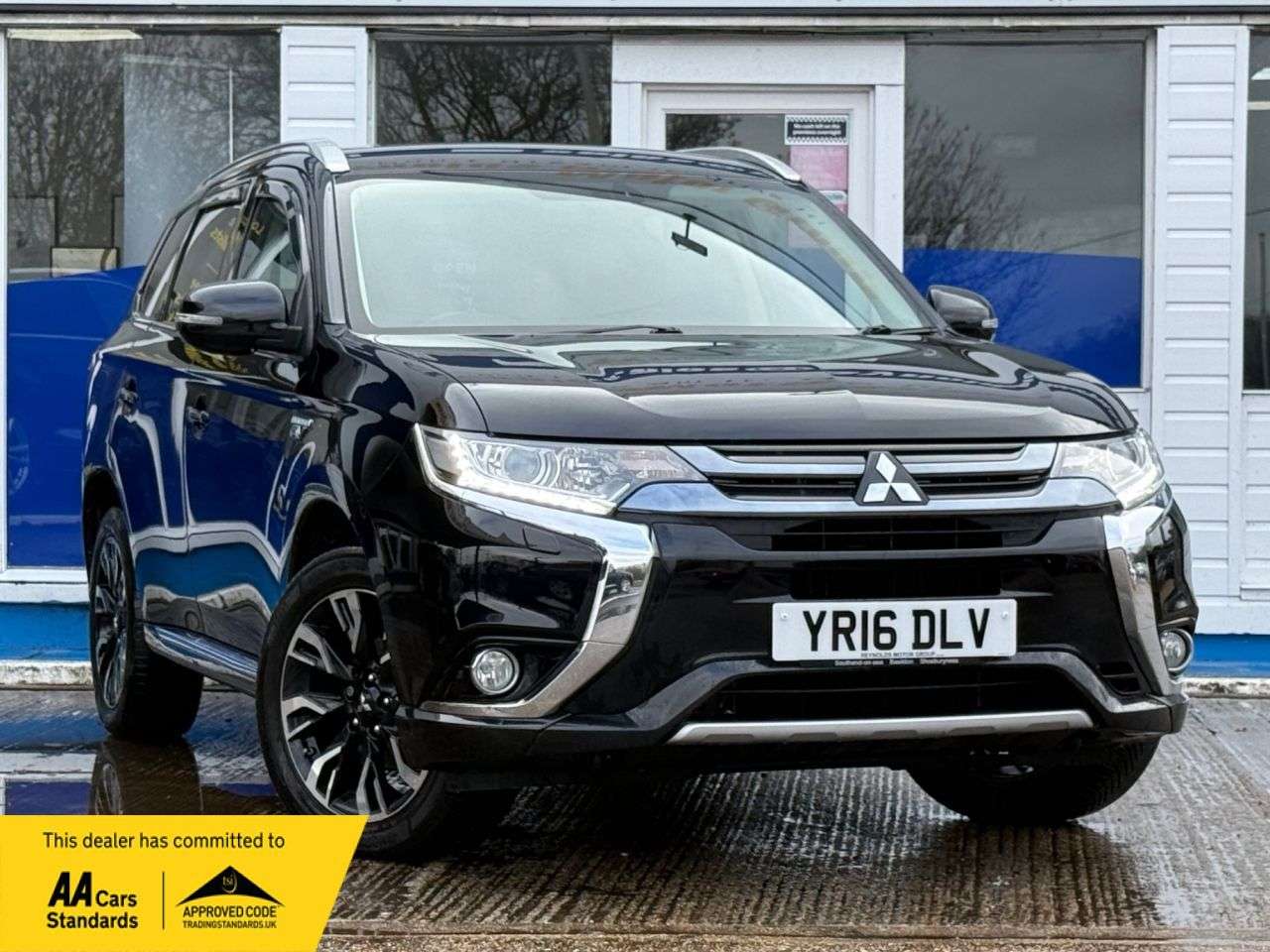 A 2016 MITSUBISHI OUTLANDER 2.0h 12kWh GX3h+ SUV 5dr Petrol Plug-in Hybrid CVT 4WD Euro 6 (s/s) (200 ps A 2016 MITSUBISHI OUTLANDER 2.0h 12kWh GX3h+ SUV 5dr Petrol Plug-in Hybrid CVT 4WD Euro 6 (s/s) (200 ps