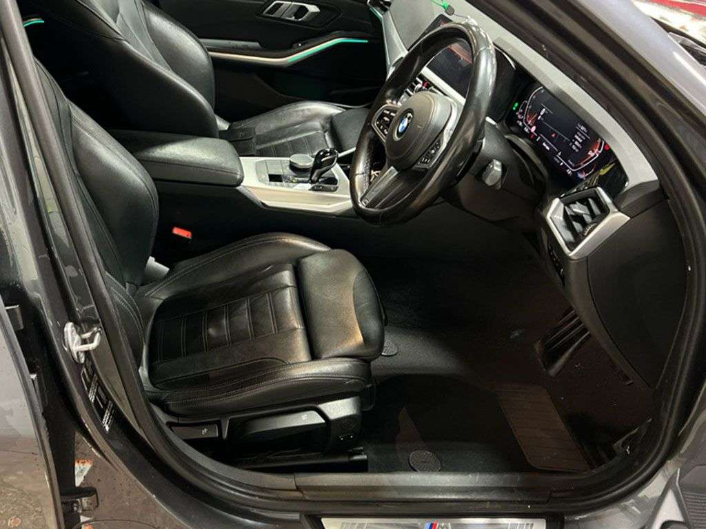A 2020 BMW 3 SERIES 2.0 320i M Sport Saloon 4dr Petrol Auto Euro 6 (s/s) (184 ps) DIGITAL DISPL A 2020 BMW 3 SERIES 2.0 320i M Sport Saloon 4dr Petrol Auto Euro 6 (s/s) (184 ps) DIGITAL DISPL