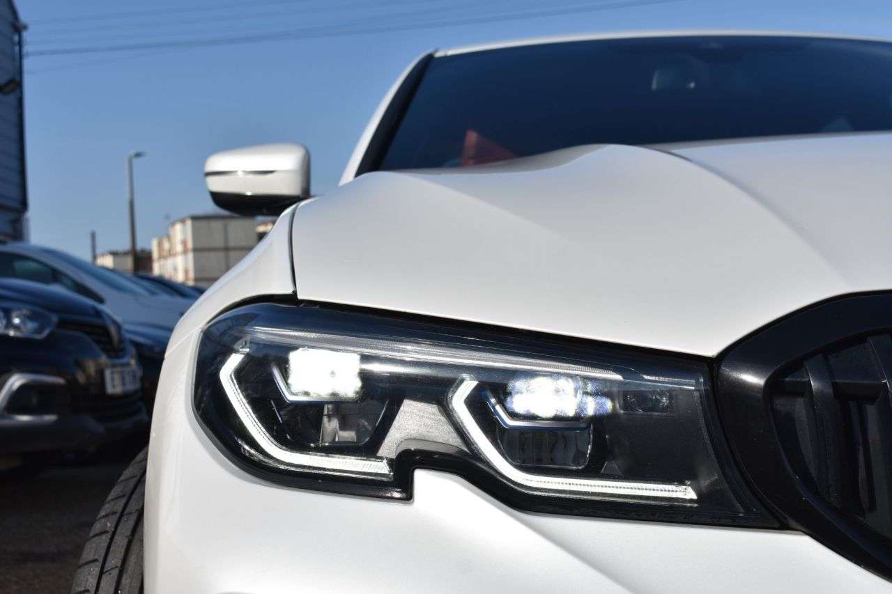 A 2022 BMW 3 SERIES 2.0 330i M Sport Saloon 4dr Petrol Auto Euro 6 | ELETRIC TAILGATE | RED INT A 2022 BMW 3 SERIES 2.0 330i M Sport Saloon 4dr Petrol Auto Euro 6 | ELETRIC TAILGATE | RED INT