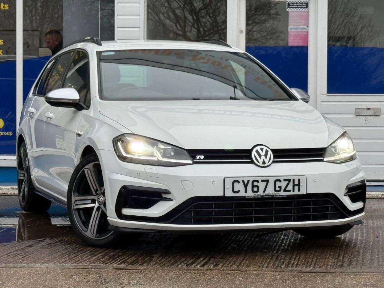 A 2017 VOLKSWAGEN GOLF 2.0 TSI R Estate 5dr Petrol DSG 4Motion Euro 6 (s/s) (310 ps) NAV / PARKING A 2017 VOLKSWAGEN GOLF 2.0 TSI R Estate 5dr Petrol DSG 4Motion Euro 6 (s/s) (310 ps) NAV / PARKING