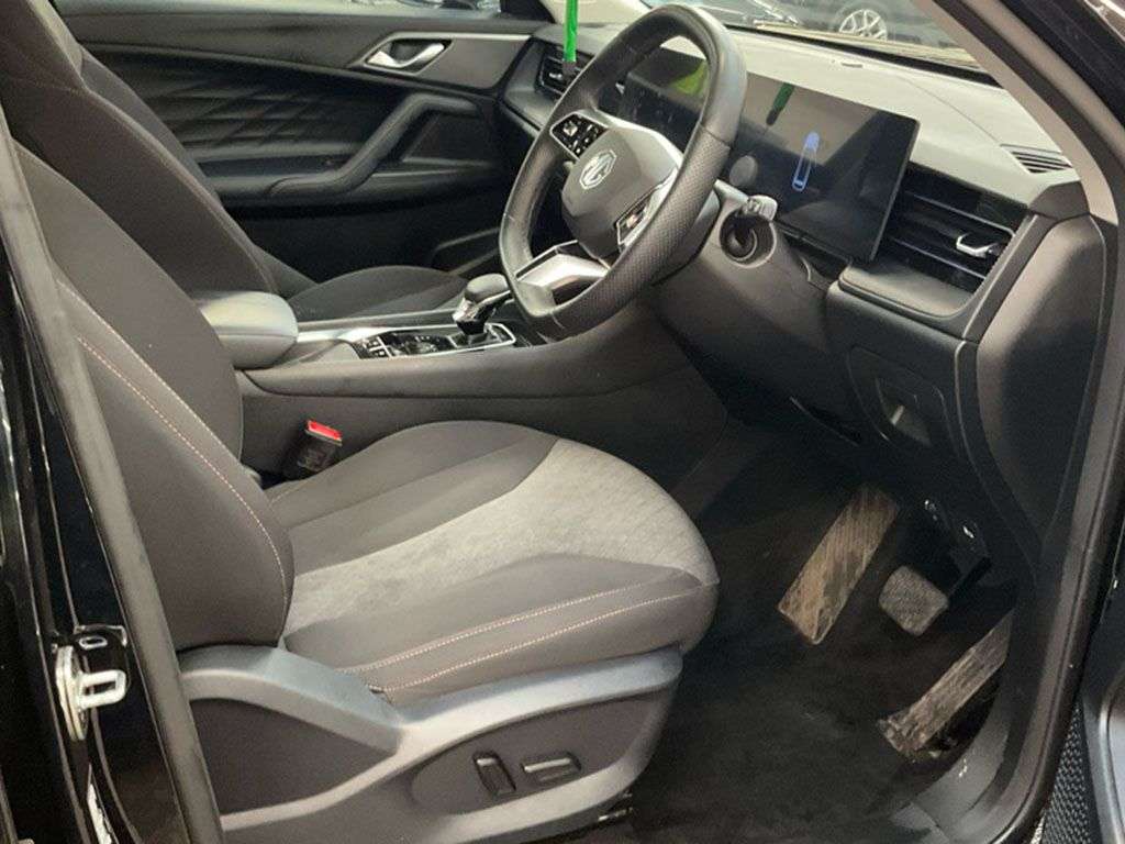 A 2025 MG MG HS 1.5 T-GDI SE SUV 5dr Petrol DCT Euro 6 (s/s) (169 ps) A 2025 MG MG HS 1.5 T-GDI SE SUV 5dr Petrol DCT Euro 6 (s/s) (169 ps)