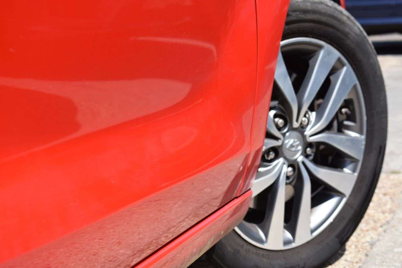 A 2017 HYUNDAI I30 1.0 T-GDi Blue Drive SE Hatchback 5dr Petrol Manual Euro 6 | REVERSE CAMERA A 2017 HYUNDAI I30 1.0 T-GDi Blue Drive SE Hatchback 5dr Petrol Manual Euro 6 | REVERSE CAMERA
