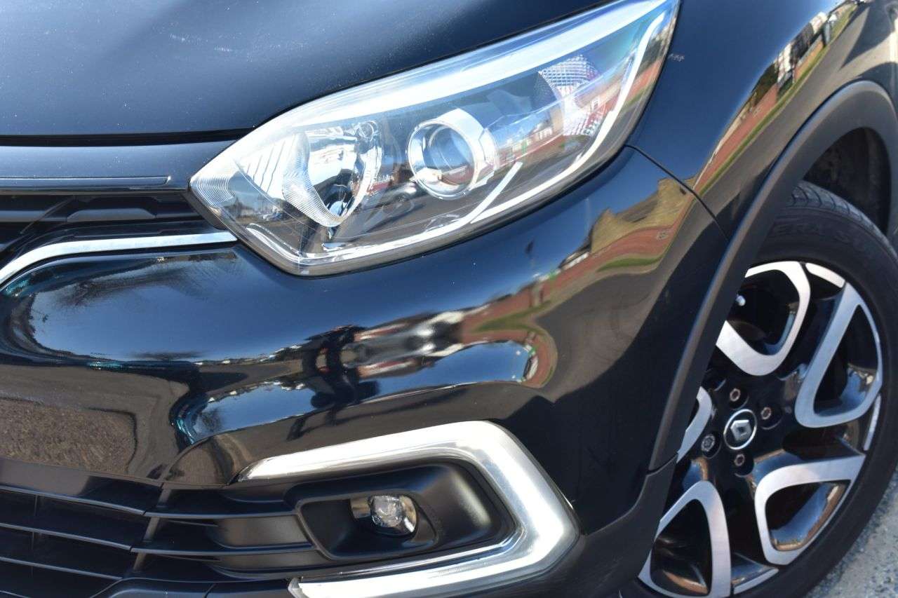 A 2018 RENAULT CAPTUR 0.9 TCe ENERGY Iconic SUV 5dr Petrol Manual Euro 6 (s/s) (90 ps) A 2018 RENAULT CAPTUR 0.9 TCe ENERGY Iconic SUV 5dr Petrol Manual Euro 6 (s/s) (90 ps)