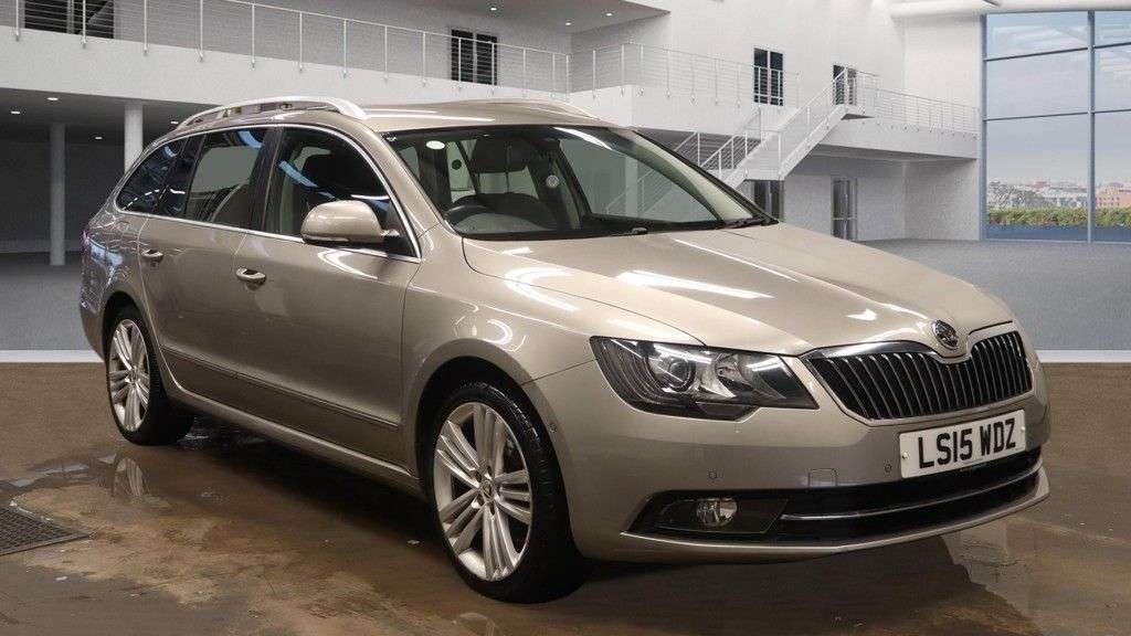 A 2015 SKODA SUPERB 2.0 TDI Elegance Estate 5dr Diesel DSG 4WD Euro 5 (s/s) (170 ps) A 2015 SKODA SUPERB 2.0 TDI Elegance Estate 5dr Diesel DSG 4WD Euro 5 (s/s) (170 ps)