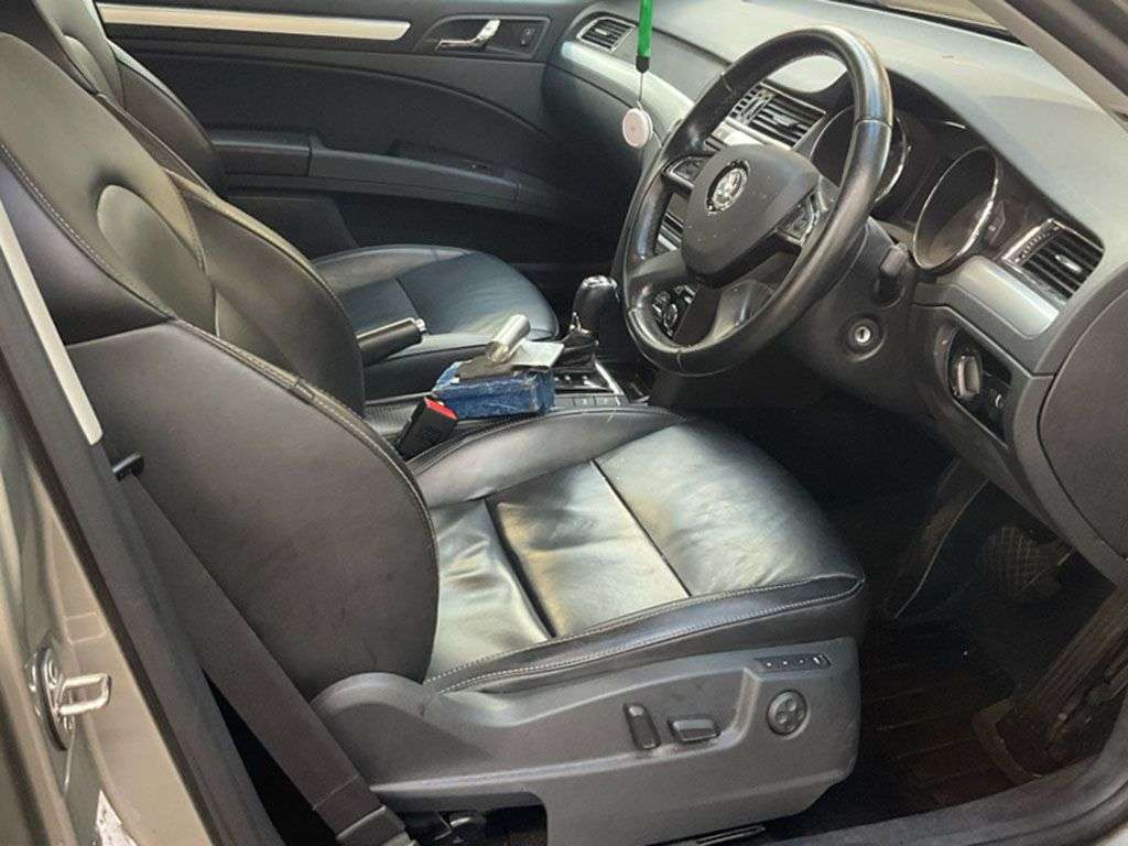 A 2015 SKODA SUPERB 2.0 TDI Elegance Estate 5dr Diesel DSG 4WD Euro 5 (s/s) (170 ps) A 2015 SKODA SUPERB 2.0 TDI Elegance Estate 5dr Diesel DSG 4WD Euro 5 (s/s) (170 ps)