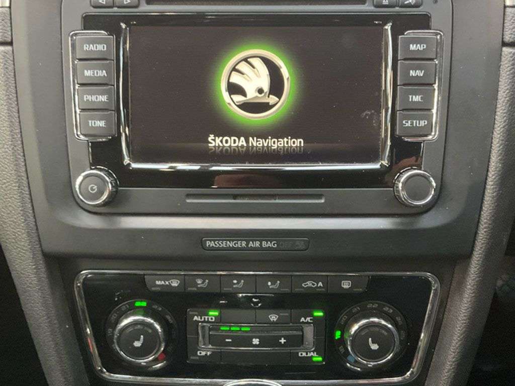 A 2015 SKODA SUPERB 2.0 TDI Elegance Estate 5dr Diesel DSG 4WD Euro 5 (s/s) (170 ps) A 2015 SKODA SUPERB 2.0 TDI Elegance Estate 5dr Diesel DSG 4WD Euro 5 (s/s) (170 ps)