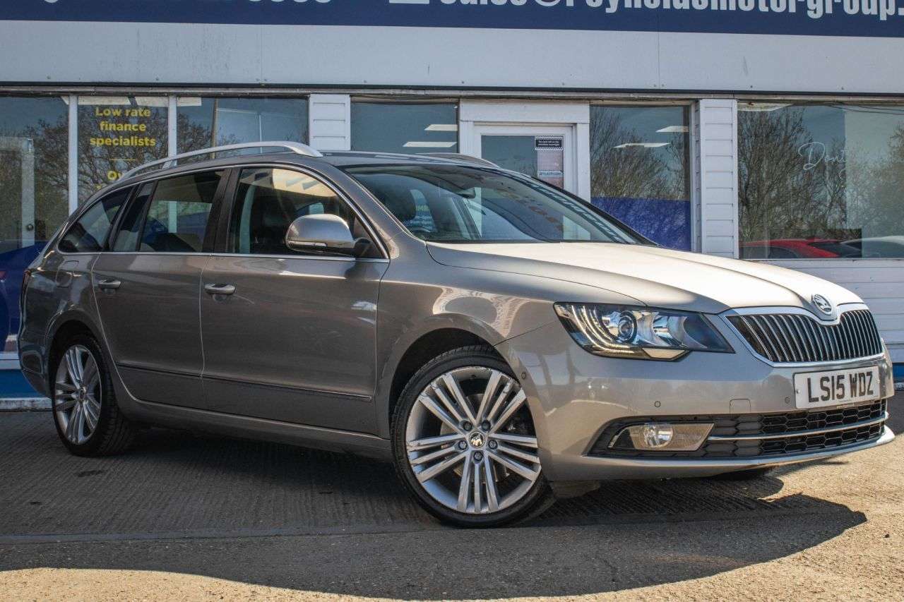 A 2015 SKODA SUPERB 2.0 TDI Elegance Estate 5dr Diesel DSG 4WD Euro 5 (s/s) (170 ps) 1 OWNER / A 2015 SKODA SUPERB 2.0 TDI Elegance Estate 5dr Diesel DSG 4WD Euro 5 (s/s) (170 ps) 1 OWNER /