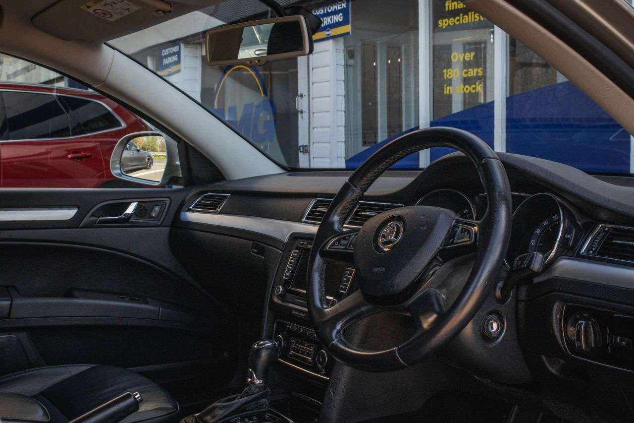 A 2015 SKODA SUPERB 2.0 TDI Elegance Estate 5dr Diesel DSG 4WD Euro 5 (s/s) (170 ps) 1 OWNER / A 2015 SKODA SUPERB 2.0 TDI Elegance Estate 5dr Diesel DSG 4WD Euro 5 (s/s) (170 ps) 1 OWNER /