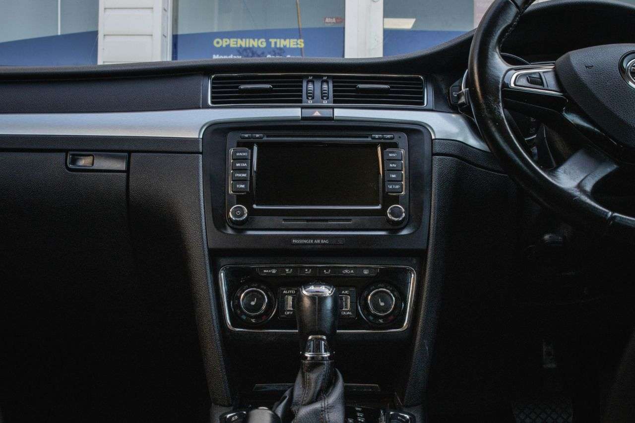 A 2015 SKODA SUPERB 2.0 TDI Elegance Estate 5dr Diesel DSG 4WD Euro 5 (s/s) (170 ps) 1 OWNER / A 2015 SKODA SUPERB 2.0 TDI Elegance Estate 5dr Diesel DSG 4WD Euro 5 (s/s) (170 ps) 1 OWNER /