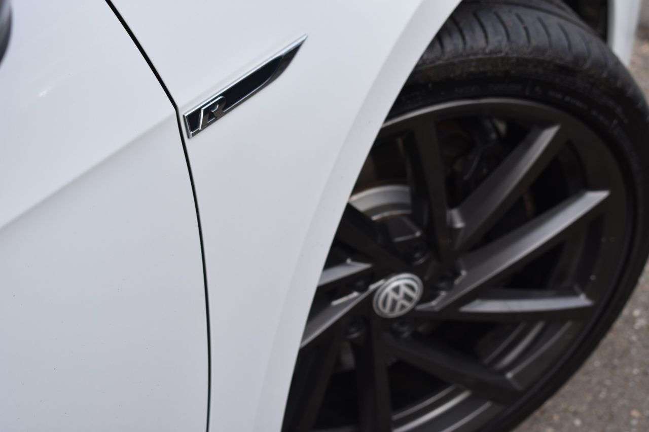 A 2017 VOLKSWAGEN GOLF VOLKSWAGEN GOLF 2.0 TSI R Estate 5dr Petrol DSG 4Motion Euro 6 (s/s) (310 p A 2017 VOLKSWAGEN GOLF VOLKSWAGEN GOLF 2.0 TSI R Estate 5dr Petrol DSG 4Motion Euro 6 (s/s) (310 p