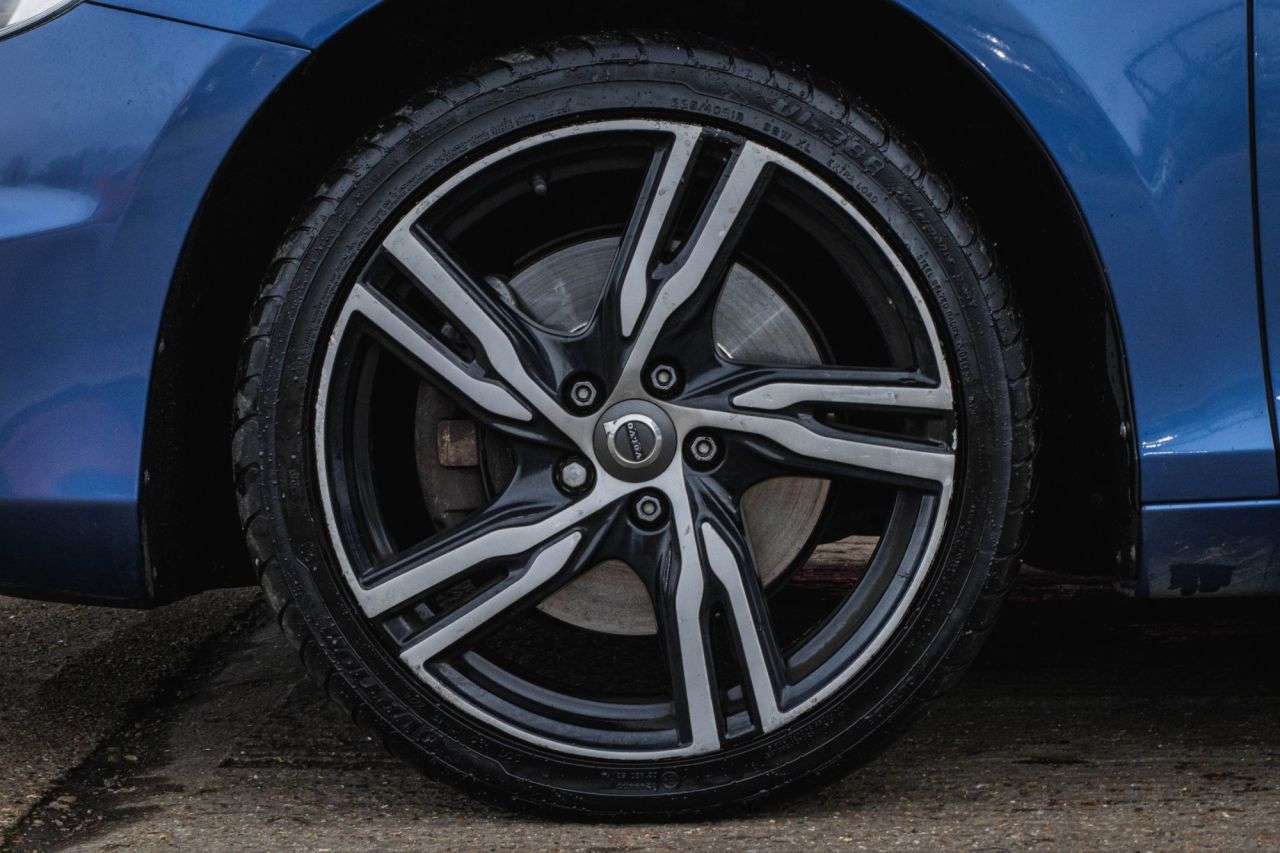 2017 VOLVO V40 2017 VOLVO V40