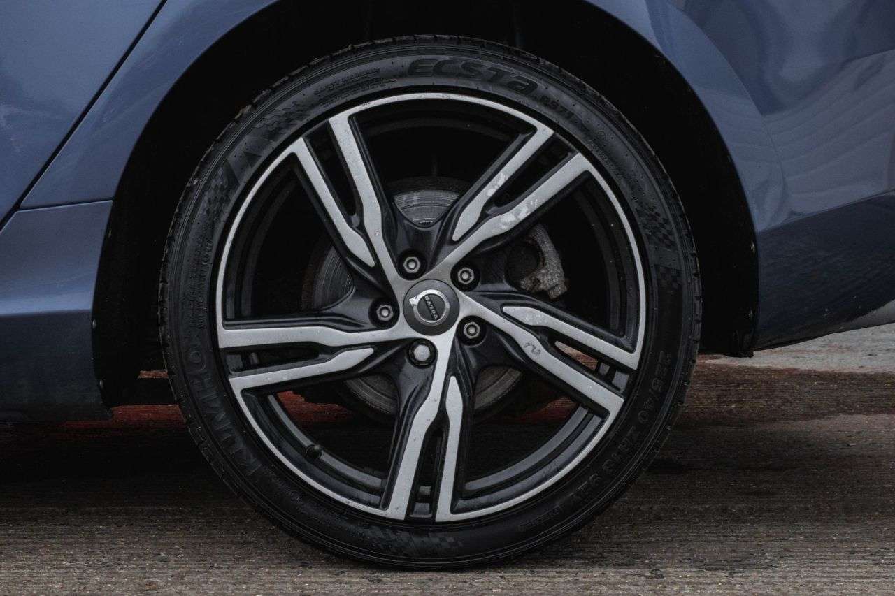 2017 VOLVO V40 2017 VOLVO V40