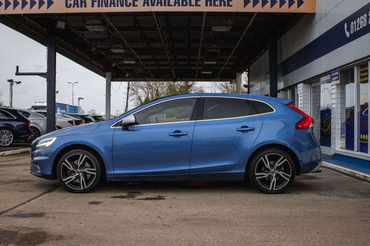 2017 VOLVO V40 2017 VOLVO V40