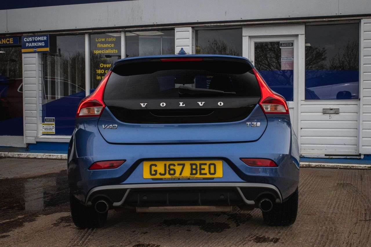 2017 VOLVO V40 2017 VOLVO V40