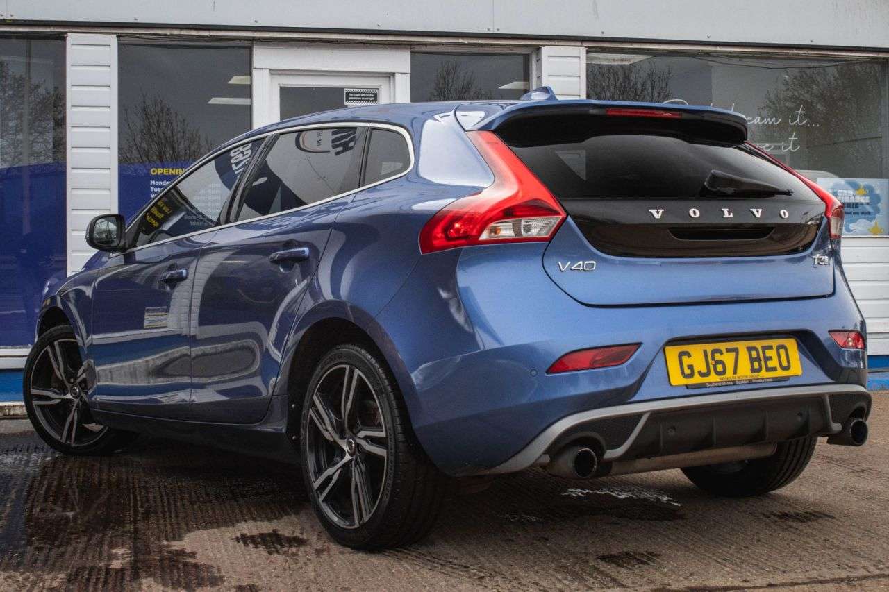 2017 VOLVO V40 2017 VOLVO V40