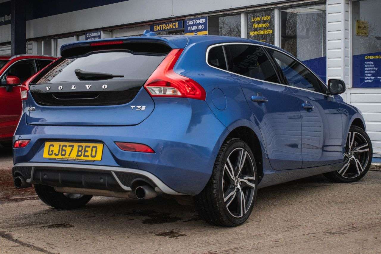2017 VOLVO V40 2017 VOLVO V40