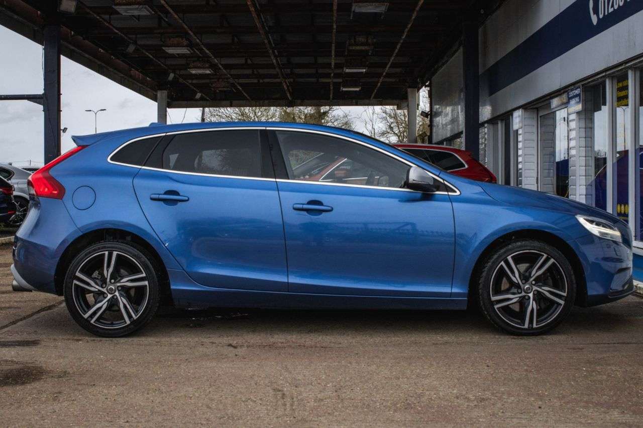 2017 VOLVO V40 2017 VOLVO V40