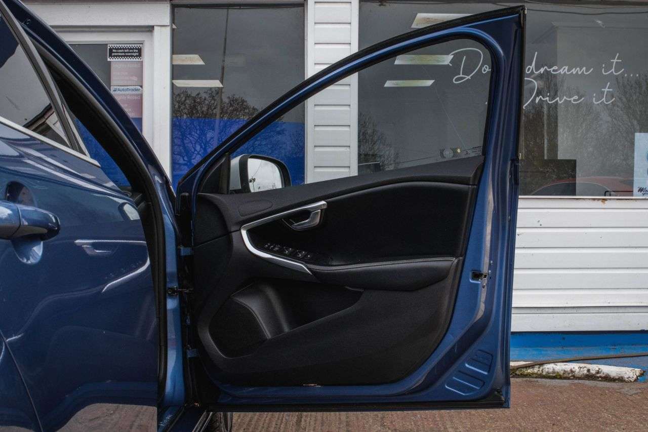 2017 VOLVO V40 2017 VOLVO V40