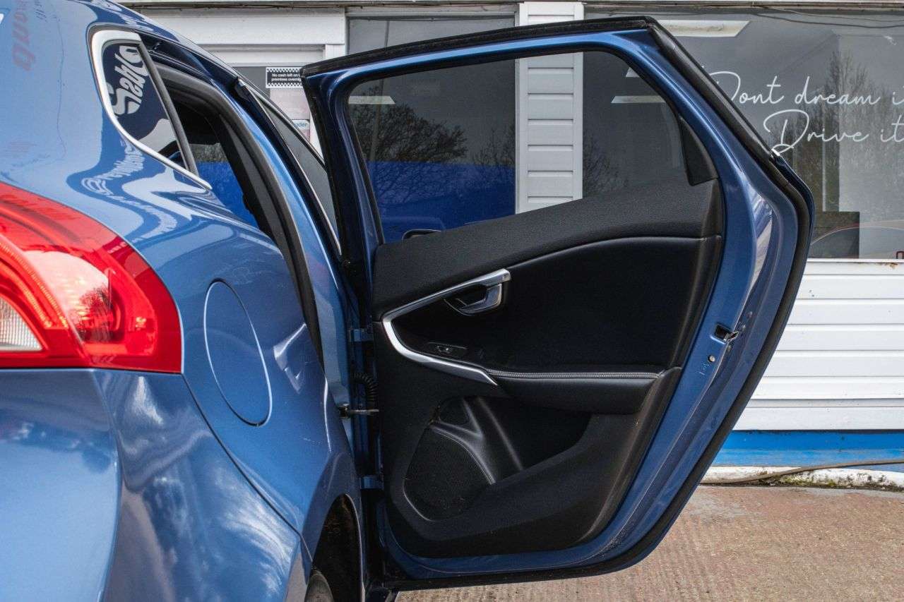 2017 VOLVO V40 2017 VOLVO V40