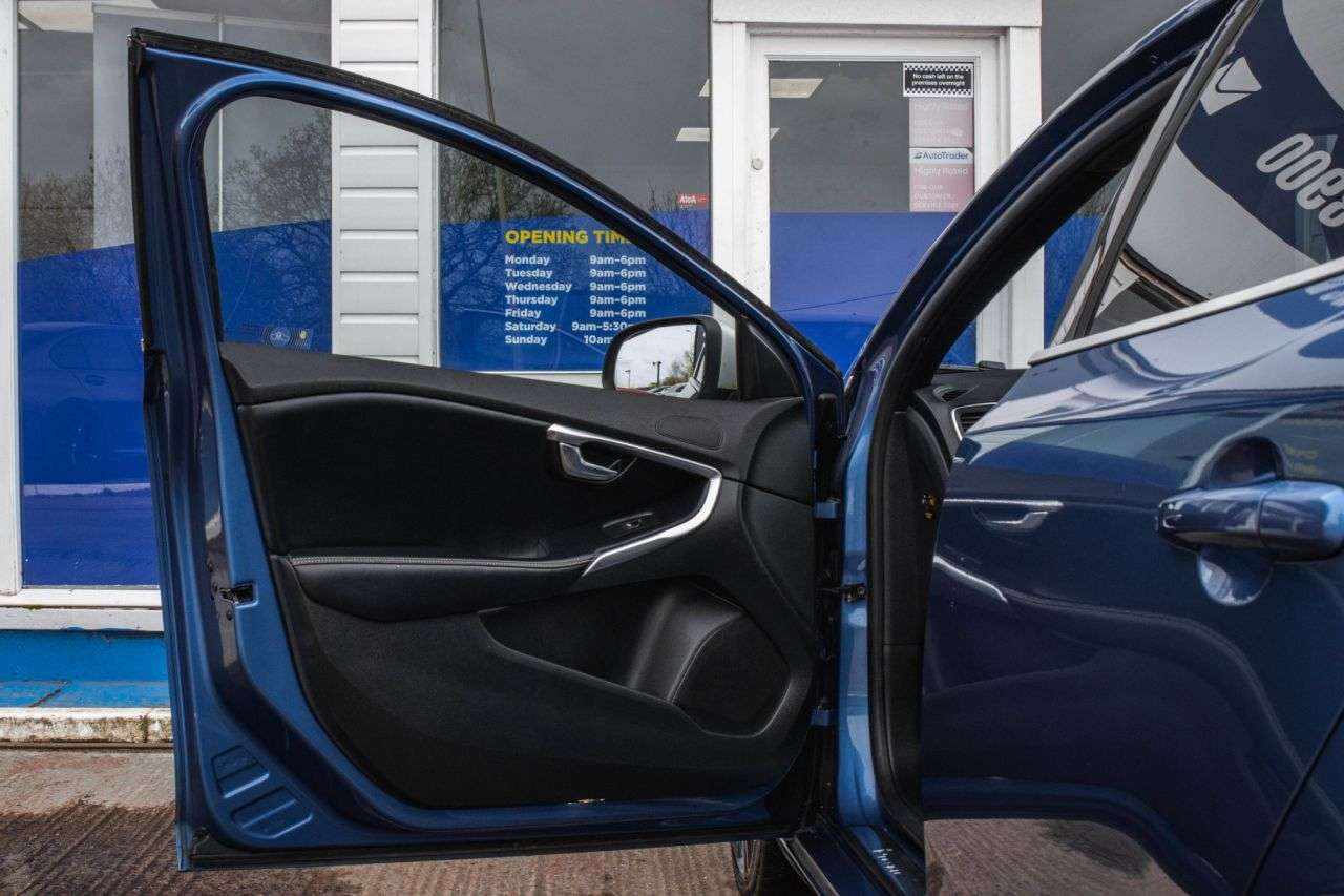 2017 VOLVO V40 2017 VOLVO V40