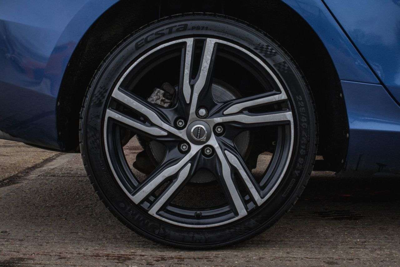 2017 VOLVO V40 2017 VOLVO V40