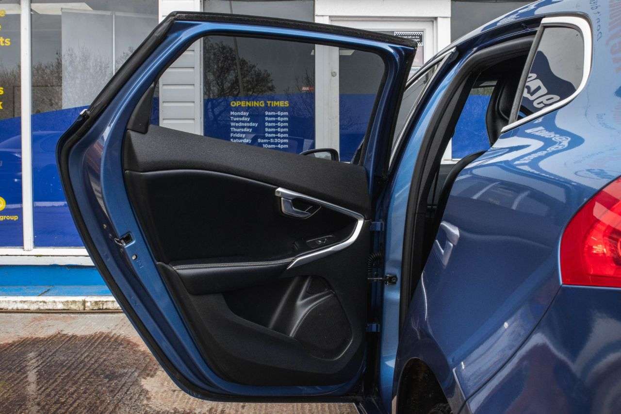 2017 VOLVO V40 2017 VOLVO V40