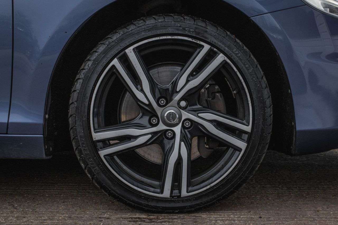 2017 VOLVO V40 2017 VOLVO V40