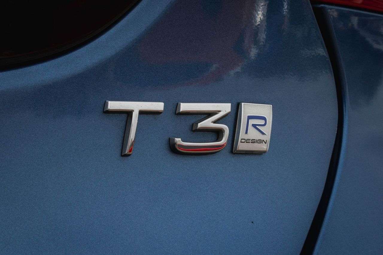 2017 VOLVO V40 2017 VOLVO V40