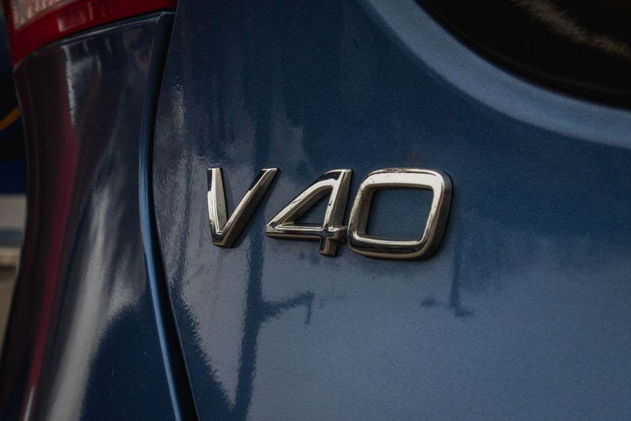 2017 VOLVO V40 2017 VOLVO V40