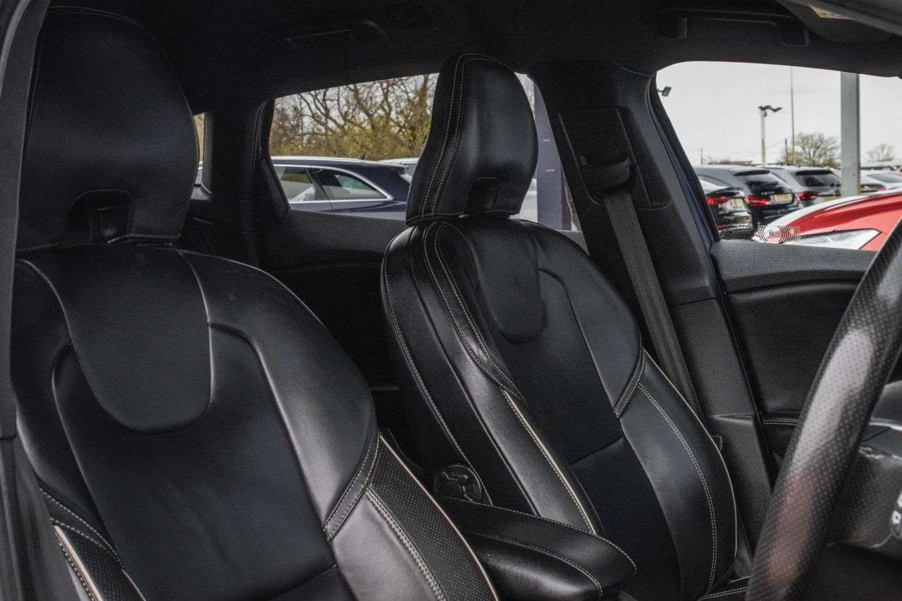 2017 VOLVO V40 2017 VOLVO V40