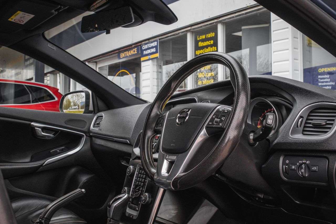 A 2017 VOLVO V40 1.5 T3 R-Design Pro Hatchback 5dr Petrol Auto Euro 6 (s/s) (152 ps) A 2017 VOLVO V40 1.5 T3 R-Design Pro Hatchback 5dr Petrol Auto Euro 6 (s/s) (152 ps)