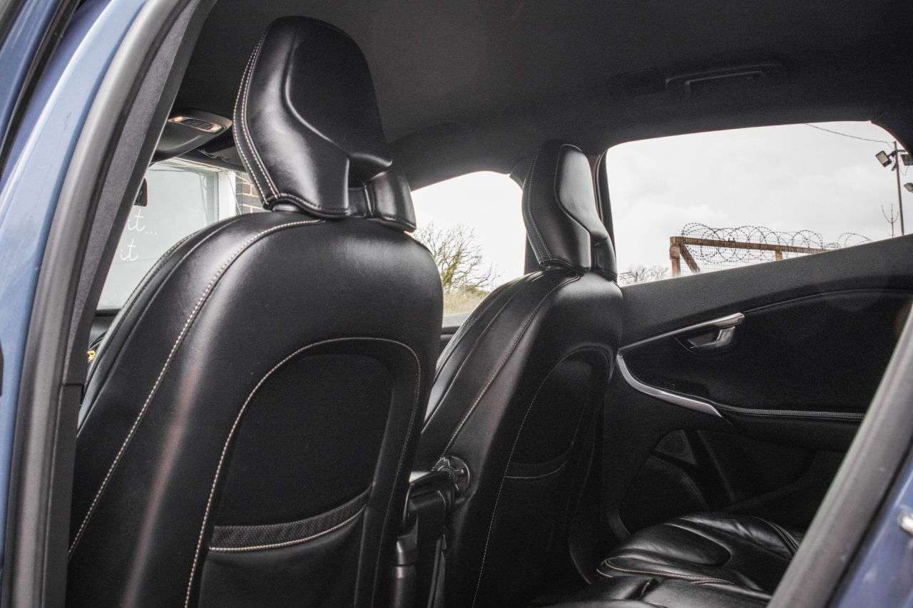 2017 VOLVO V40 2017 VOLVO V40