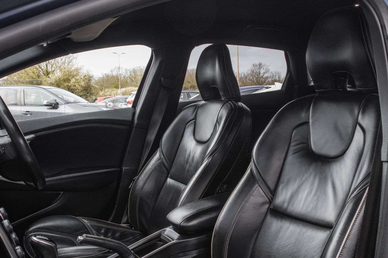 2017 VOLVO V40 2017 VOLVO V40