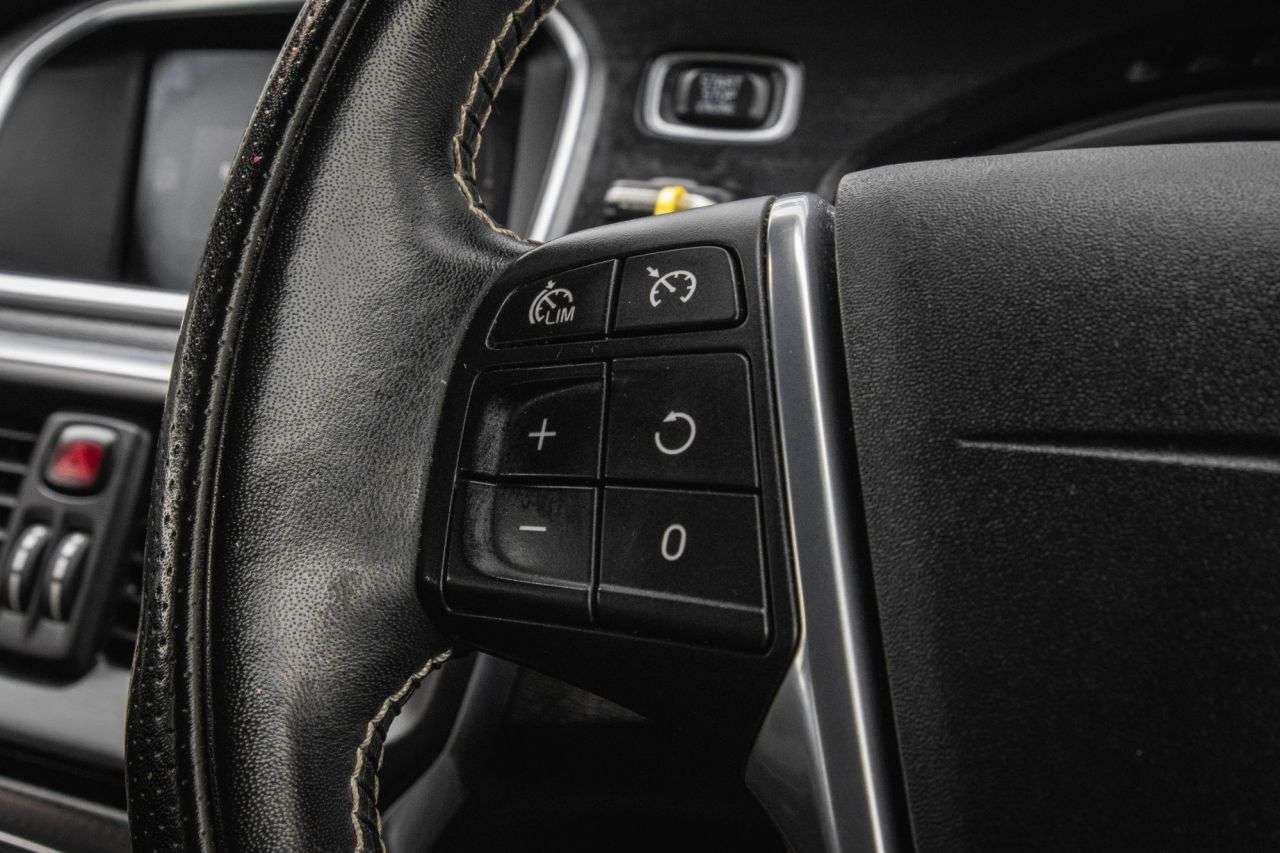 2017 VOLVO V40 2017 VOLVO V40