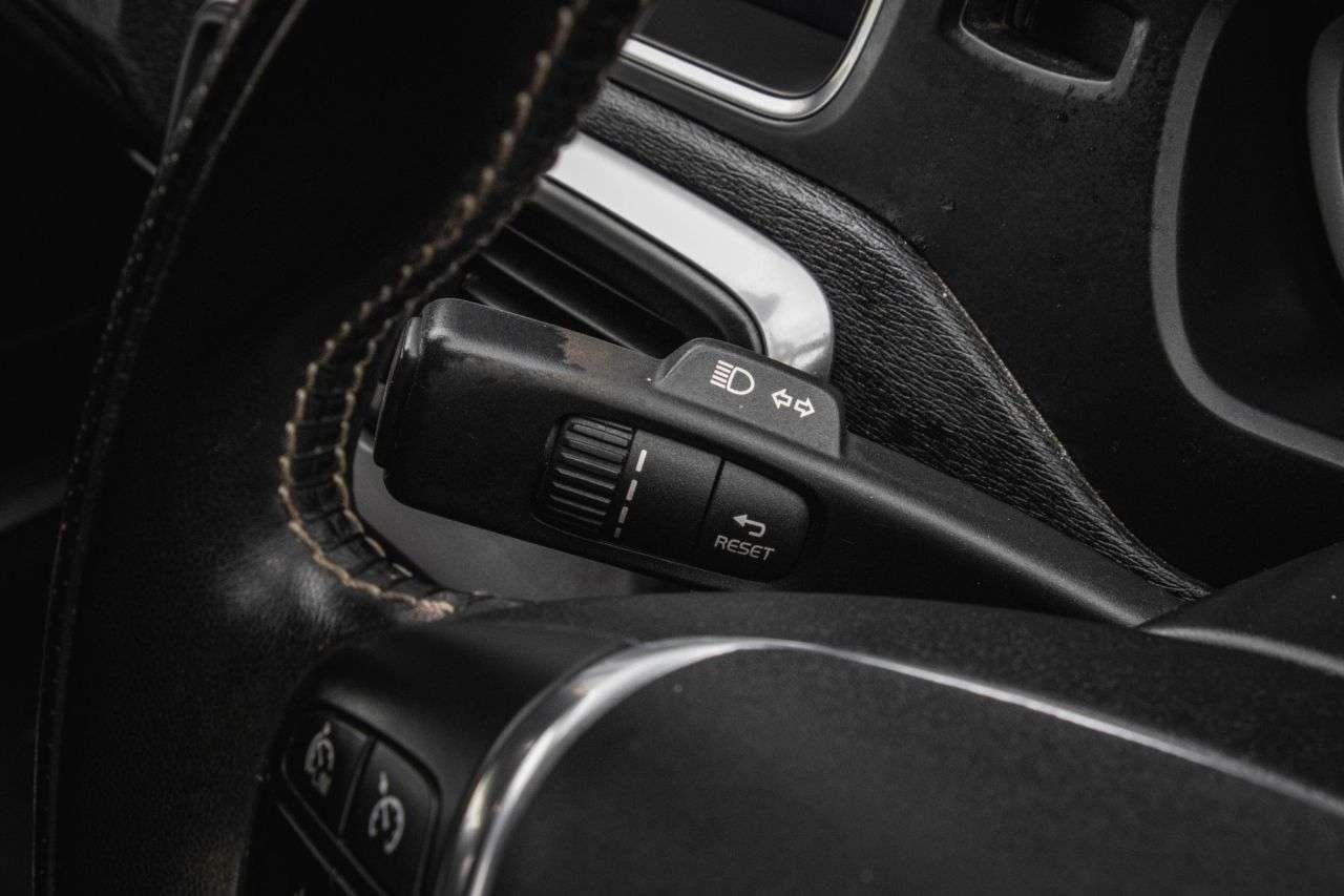 2017 VOLVO V40 2017 VOLVO V40