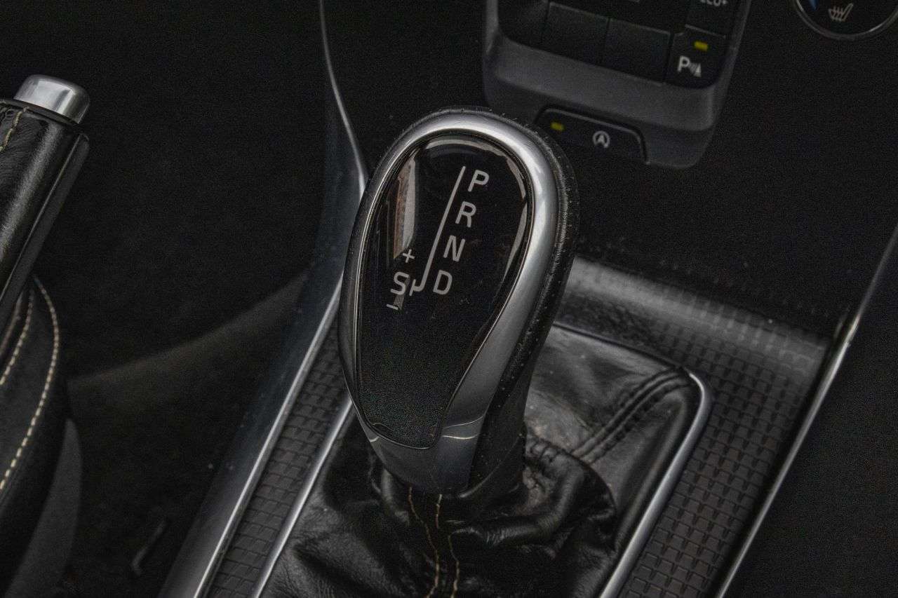 2017 VOLVO V40 2017 VOLVO V40