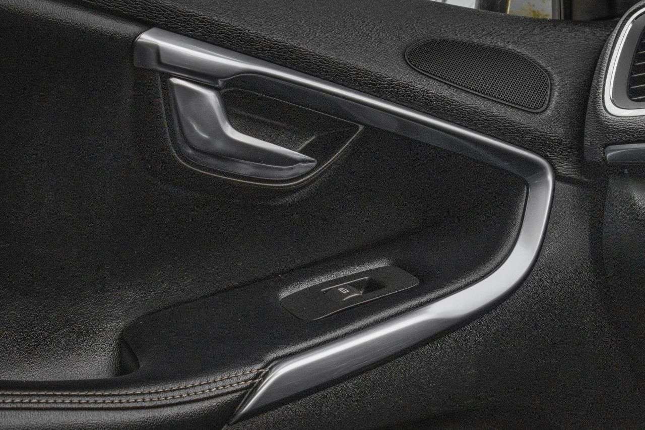 2017 VOLVO V40 2017 VOLVO V40