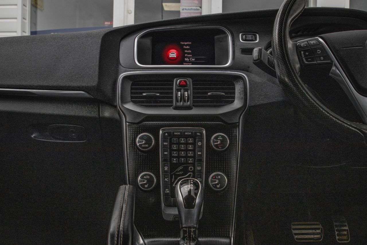 2017 VOLVO V40 2017 VOLVO V40